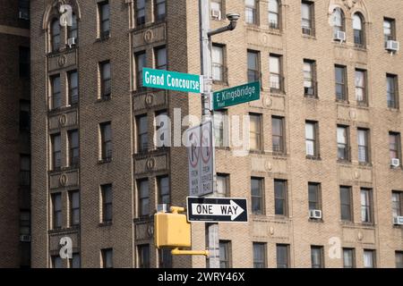 Bronx, NY - US - Mar 10, 2024 iconica indicazione per New York City per l'incrocio tra Kingsbridge Road e il Grand Concourse nel quartiere di Fordham Foto Stock