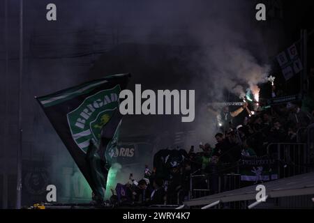 Bergamo, Italia, 14 marzo 2024. BERGAMO, ITALIA - 14 MARZO: Tifosi di Lisbona durante la partita di calcio di Europa League tra Atalanta e Sporting Lisboa allo Stadio Gewiss il 14 marzo 2024 a Bergamo. (Foto di Stefano Nicoli/Speed Media/Icon Sportswire) credito: /Speed Media/Alamy Live News Foto Stock