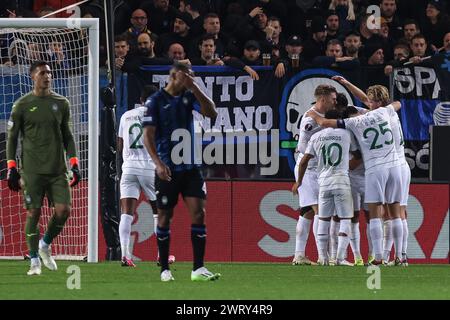 Bergamo, Italia, 14 marzo 2024. BERGAMO, ITALIA - 14 MARZO: Pedro Goncalves (Sporting CP) festeggia con i compagni di squadra dopo aver segnato durante la partita di calcio Europa League tra Atalanta e Sporting Lisboa allo stadio Gewiss il 14 marzo 2024 a Bergamo. (Foto di Stefano Nicoli/Speed Media/Icon Sportswire) credito: /Speed Media/Alamy Live News Foto Stock