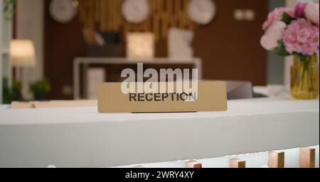 Area lounge vuota e lussuosa con elegante divano e moderna reception, splendido design degli interni. Lobby a cinque stelle per vacanze, decorata con luci fresche e spazio lussuoso. Foto Stock