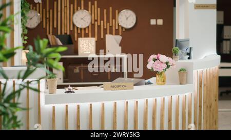 Reception, soggiorno, area lounge dell'hotel, check-in nella lussuosa lobby. Elegante e moderna entrata del resort con mobili costosi pronti ad accogliere i turisti. Foto Stock