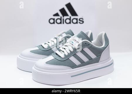 Bulgaria - 03 19 2024: Sneakers adidas bianche e verdi chiare per donne e ragazze. Foto Stock