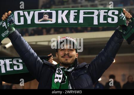 Bergamo, Italia. 14 marzo 2024. Un tifoso dello Sporting Lisbon tiene in alto una sciarpa Victor Gyokeres dello Sporting CP prima del calcio d'inizio nella partita di UEFA Europa League allo Stadio di Bergamo. Il credito per immagini dovrebbe essere: Jonathan Moscrop/Sportimage Credit: Sportimage Ltd/Alamy Live News Foto Stock