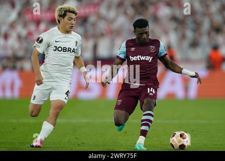 Mohammed Kudus del West Ham United sotto la pressione del Ritsu Doan del SC Freiburg durante la partita tra West Ham United FC e SC Freiburg UEFA Europa League, ultima partita di 16 al London Stadium, Londra, Inghilterra, Regno Unito il 14 marzo 2024. Foto Stock