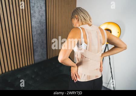 Corsetto lombare ortopedico sul corpo umano. Sostegno posteriore, cintura di supporto in vita per la schiena. Correttore di postura per la colonna vertebrale clavicola posteriore. Foto di alta qualità Foto Stock