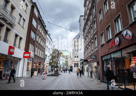 Immagine di una strada pedonale di Dusseldorf, Germania, con edifici fast food nel centro della città. Düsseldorf è una città della Germania occidentale per la quale è nota Foto Stock