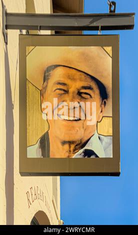 Santa Barbara, CA, Stati Uniti - 10 febbraio 2024 ; primo piano, la sua immagine del volto dipinto al Reagan Ranch Center, ingresso edificio della Fondazione Young America Foto Stock