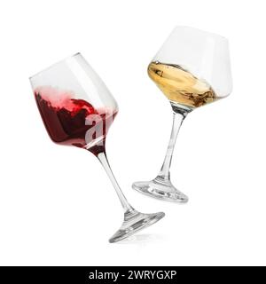 Diversi tipi di vino che spruzzano in bicchieri su sfondo bianco Foto Stock