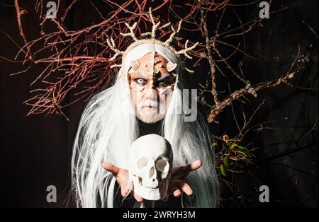 Diavolo cornuto con cranio - stile antico. Ho ottenuto il potere in incantesimo. Misterioso guerriero incantato di avere spine sul viso. Concetto di magia e fiaba Foto Stock