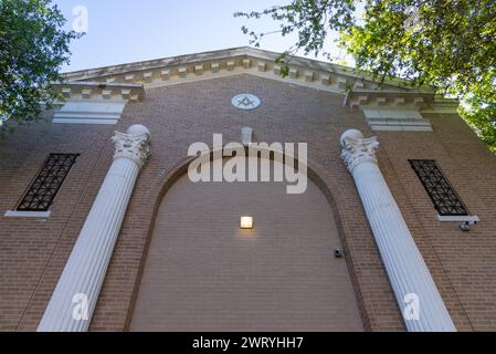 Masonic Hall of McAllen Lodge No. 1110, costruita nel 1927, in mattoni e colonne bianche, McAllen, Texas, USA. Foto Stock