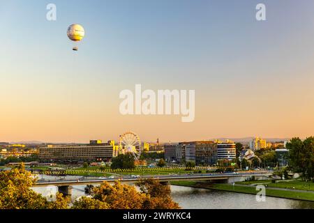Vista panoramica dell'ora d'oro del centro di Cracovia sul fiume Vistola con mongolfiera Foto Stock