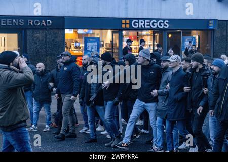 I tifosi di Brighton e Hove Albion e Roma convergono all'Amex Stadium, avvolti da uno spirito di cameratismo in mezzo a una maggiore sicurezza. In una dimostrazione perfetta di coordinamento, i sostenitori della polizia sono alla guida, garantendo un passaggio sicuro per tutti, mentre l'attesa per l'epico scontro della notte cresce. Foto Stock