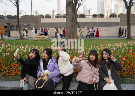 Fiori di tulipani in fiore sul Bund attirano turisti a Shanghai, Cina, 12 marzo 2024. Foto Stock