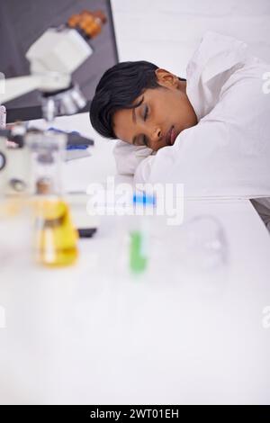 Pisolino, stanco e donna scienziata in laboratorio che lavora straordinari nella ricerca farmaceutica. Stanchezza, affaticamento e ricercatrice di biologia femminile con Foto Stock