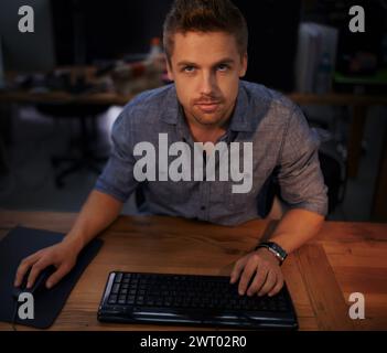 Uomo, volto e tastiera per codice, programmatore e tecnologia dell'informazione con sviluppo di videogiochi o software. Internet, programmazione di computer e. Foto Stock