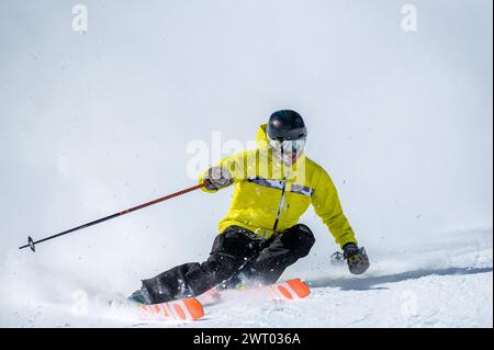 Sciatore esperto sulle piste di Grandvalira ad Andorra nell'inverno 2024. Foto Stock