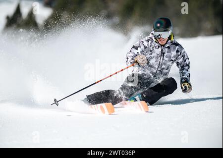 Sciatore esperto sulle piste di Grandvalira ad Andorra nell'inverno 2024. Foto Stock