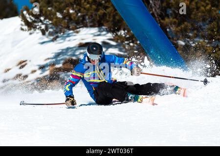 Sciatore esperto sulle piste di Grandvalira ad Andorra nell'inverno 2024. Foto Stock