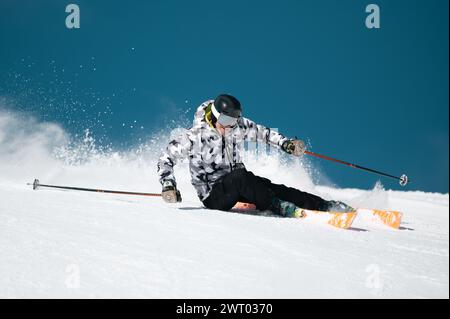 Sciatore esperto sulle piste di Grandvalira ad Andorra nell'inverno 2024. Foto Stock