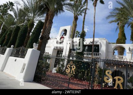 Las Vegas, Nevada, USA 7 marzo 2024 illusionisti/maghi Siegfried & Roy ex casa/casa, Jungle Palace, alias Little Bavaria costruita nel 1954 al 1639 Valley Drive il 7 marzo 2024 a Las Vegas, Nevada, USA. Foto di Barry King/Alamy Stock Photo Foto Stock