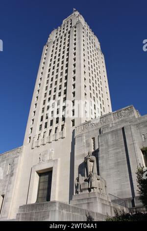Baton Rouge, Louisiana, USA, 26 ottobre 2017: Foto ravvicinata della Torre del Campidoglio della Louisiana in una giornata di sole all'inizio dell'autunno. È la sede di Foto Stock