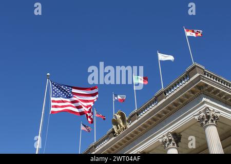 Dallas, Stati Uniti, 30 ottobre 2017: Dettaglio dell'esterno del Dallas Scottish Rite Temple con bandiera di Stati Uniti, Texas, Messico, fleurs de lis e leone scozzese Foto Stock