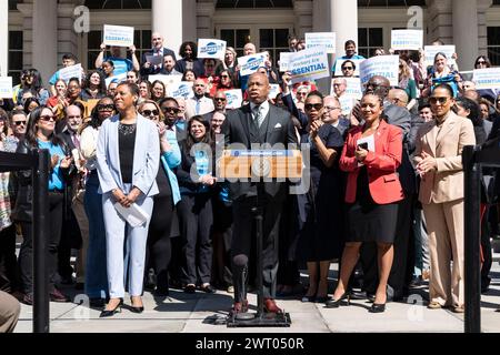 New Yor, New York, Stati Uniti. 14 marzo 2024. (NUOVO) il sindaco Adams fa l'annuncio dei servizi umani. 14 marzo 2024, New York, New York, Stati Uniti: Il sindaco di New York Eric Adams annuncia un investimento di 741 milioni di dollari per circa 80.000 lavoratori dei servizi sociali impiegati da organizzazioni senza scopo di lucro sui gradini del municipio il 14 marzo 2024 a New York. (Credito: M10s/TheNews2) (foto: M10s/Thenews2/Zumapress) (immagine di credito: © Ron Adar/TheNEWS2 via ZUMA Press Wire) SOLO PER USO EDITORIALE! Non per USO commerciale! Foto Stock