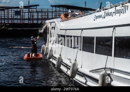 Manaus, Brasile. 14 marzo 2024. Un marinaio pulisce un tour in barca presso un molo di Manaus, la capitale dello stato di Amazonas, Brasile, il 14 marzo 2024. Crediti: Wang Tiancong/Xinhua/Alamy Live News Foto Stock