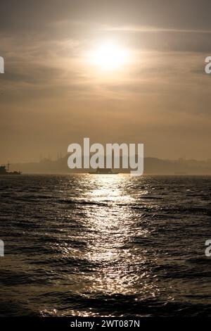 Vista su Istanbul. Traghetti e paesaggio urbano di Istanbul in una giornata nebbiosa. Foto Stock