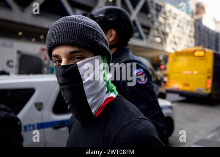 New York, New York, Stati Uniti. 14 marzo 2024. La scorta di polizia ammanettò i manifestanti pro-palestinesi fuori dall'edificio degli uffici del New York Times durante un'azione che criticava la copertura del giornale sulla guerra israelo-Hamas il 14 marzo 2024 a New York. I manifestanti hanno bloccato gli ingressi di sicurezza all'interno della lobby del quartier generale del Times per quasi due ore, con circa 100 arresti. (Credit Image: © Michael Nigro/Pacific Press via ZUMA Press Wire) SOLO PER USO EDITORIALE! Non per USO commerciale! Foto Stock