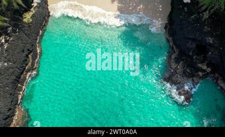 L'incredibile spiaggia di Bateria con palme e acque turchesi a ilheu das rolas, Sao Tomé, Africa Foto Stock