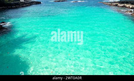 L'incredibile spiaggia di Bateria con palme e acque turchesi a ilheu das rolas, Sao Tomé, Africa Foto Stock