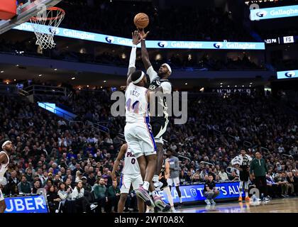 Milwaukee, Stati Uniti. 14 marzo 2024. L'attaccante dei Milwaukee Bucks Bobby Portis (top R) spara la palla durante la partita di stagione regolare NBA tra i Philadelphia 76ers e i Milwaukee Bucks a Milwaukee, negli Stati Uniti, 14 marzo 2024. Crediti: Joel Lerner/Xinhua/Alamy Live News Foto Stock