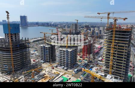 SHANGHAI, CINA - 15 MARZO 2024 - Una vista generale del cantiere del progetto "Ring of Glory", il simbolo principale della baia finanziaria di Dis Foto Stock