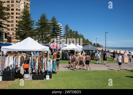 Glenelg, giornata del mercato, sobborgo costiero di Adelaide nell'Australia meridionale, con una calda giornata di marzo nel 2024 e cieli blu in Australia Foto Stock