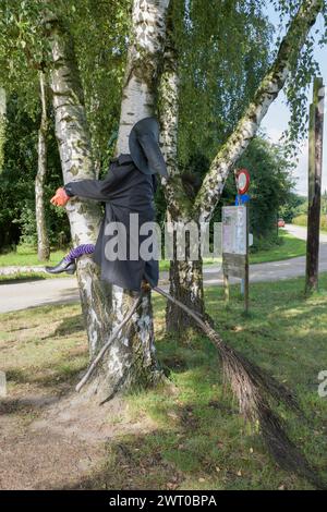 Semplici oggetti fatti a mano divertenti scherzi di Halloween a casa per il posizionamento in strada. Foto Stock