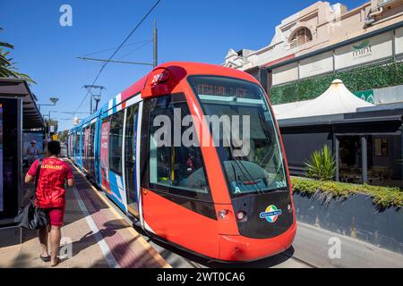 Glenelg, tram leggero, sobborgo costiero di Adelaide nell'Australia meridionale, con una calda giornata di marzo nel 2024 e cieli blu in Australia Foto Stock