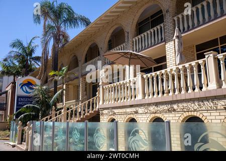 Glenelg, sobborgo costiero di Adelaide nel sud dell'Australia, con un caldo giorno di marzo nel 2024 e cieli blu, Australia Foto Stock