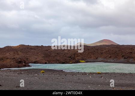 Piscina d'acqua a Playa de Montana Bermeja, paesaggio vulcanico, Lanzarote, Isole Canarie, Spagna Foto Stock