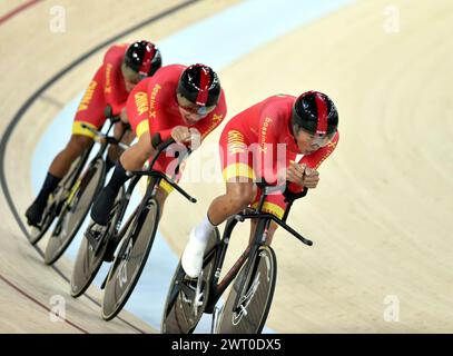 Hong Kong, Cina meridionale. 15 marzo 2024. Zhang Jinyan, Zhang Haiao e Yang Yang del Team China gareggiano durante le qualificazioni all'International Cycling Union (UCI) Track Nations Cup 2024 a Hong Kong, Cina del Sud, 15 marzo 2024. Crediti: Lo Ping fai/Xinhua/Alamy Live News Foto Stock