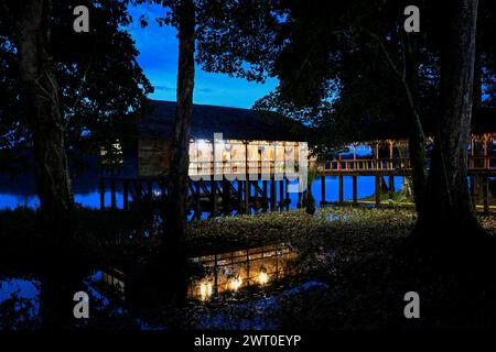 Ristorante presso il Doli Lodge sul fiume Sangha, Blue Hour, Bayanga, Prefettura di Sangha-Mbaere, Repubblica Centrafricana Foto Stock