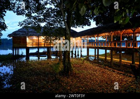 Ristorante presso il Doli Lodge sul fiume Sangha, Blue Hour, Bayanga, Prefettura di Sangha-Mbaere, Repubblica Centrafricana Foto Stock