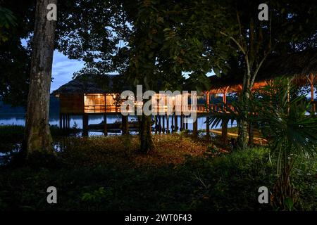 Ristorante presso il Doli Lodge sul fiume Sangha, Blue Hour, Bayanga, Prefettura di Sangha-Mbaere, Repubblica Centrafricana Foto Stock