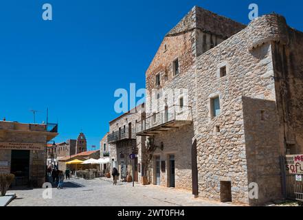 Panorama soleggiato in un centro storico con edifici storici in pietra e persone che camminano, Areopoli, Areopolis, Tsimova, Itylo, Anatoliki mani, mani, Laconia Foto Stock