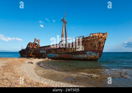 Relitto arrugginito con graffiti su una spiaggia soleggiata sotto un cielo azzurro con nuvole, relitto Dimitrios, spiaggia Glyfada, Selinitsa, Gythio, Githio Foto Stock