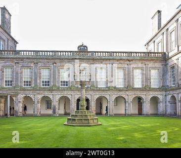 Cortile del palazzo Holyrood (holyroodhouse), Edimburgo, casa del monarca britannico in Scozia. Foto Stock