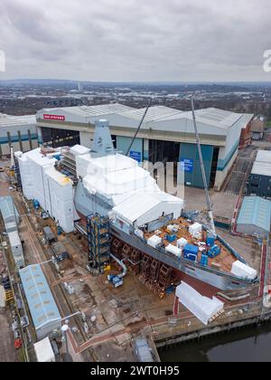 Veduta aerea della HMS Cardiff in costruzione presso il cantiere BAE Systems sul fiume Clyde a Govan. È la seconda fregata Type 26 ad essere costruita Foto Stock