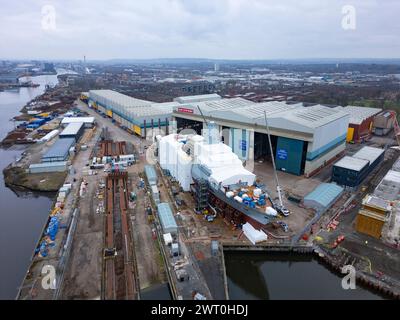 Veduta aerea della HMS Cardiff in costruzione presso il cantiere BAE Systems sul fiume Clyde a Govan. È la seconda fregata Type 26 ad essere costruita Foto Stock