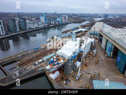 Veduta aerea della HMS Cardiff in costruzione presso il cantiere BAE Systems sul fiume Clyde a Govan. È la seconda fregata Type 26 ad essere costruita Foto Stock