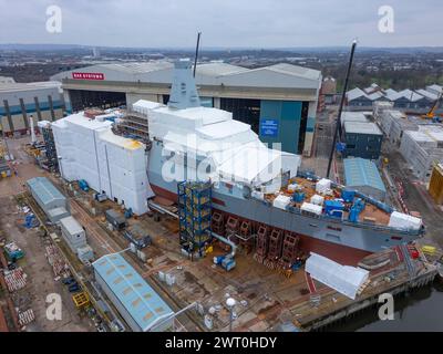 Veduta aerea della HMS Cardiff in costruzione presso il cantiere BAE Systems sul fiume Clyde a Govan. È la seconda fregata Type 26 ad essere costruita Foto Stock